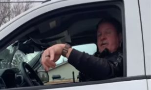 Desde su coche de policía, el agente amenazó a la niña con arrestarla.