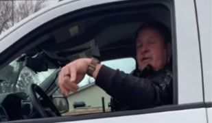 Desde su coche de policía, el agente amenazó a la niña con arrestarla.