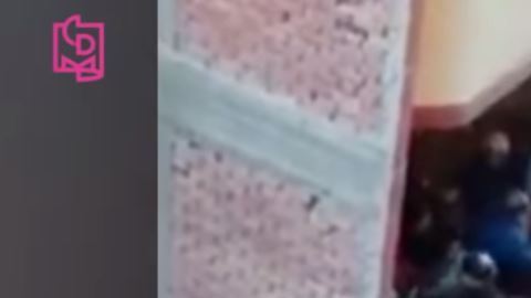 Por fortuna, gente del edificio se percató que la mujer colgaba desde el balcón.