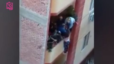 Por fortuna, gente del edificio se percató que la mujer colgaba desde el balcón.