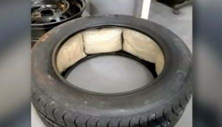 Los traficantes camuflaron la droga en llantas de autos Ford.