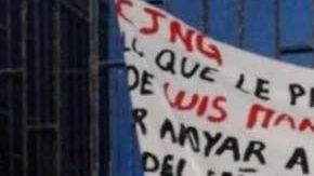Una de las narcomantas dejadas frente al edificio de la  policía de Verazruz.