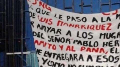 Una de las narcomantas dejadas frente al edificio de la  policía de Verazruz.