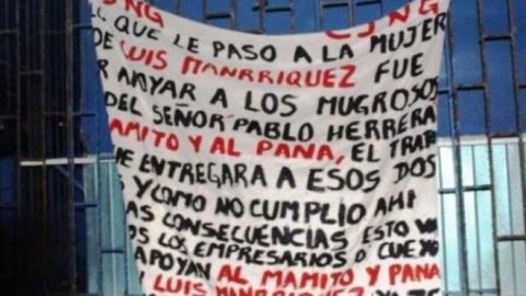 Una de las narcomantas dejadas frente al edificio de la  policía de Verazruz.