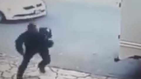 Momento en que presunto mara ataca a uno de los policías cerca de un mercado de Chiapas.