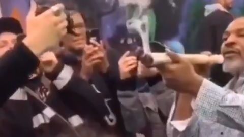 Mike Tyson fue sorprendido fumando un enorme cigarro de marihuana