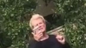 La mujer, al parecer residente de Playa Vista, California, fue captada en video lanzando mensajes despectivos.