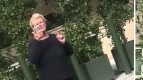 La mujer, al parecer residente de Playa Vista, California, fue captada en video lanzando mensajes despectivos.