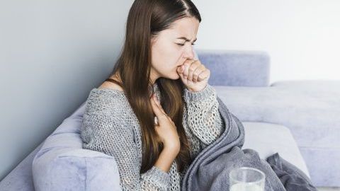 mujer-toser-sofa_23-2147934389