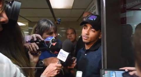 Ozuna salió sonriente del tribunal de San Juan.