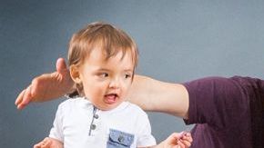 Elan y Andrew Dvash-Banks con sus hijos Aiden y Ethan.