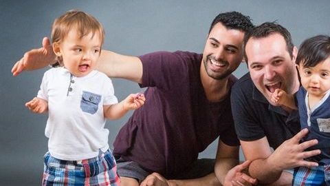 Elan y Andrew Dvash-Banks con sus hijos Aiden y Ethan.