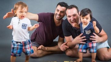 Elan y Andrew Dvash-Banks con sus hijos Aiden y Ethan.