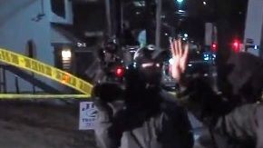 Otra pariente reacciona afuera de la escena del crimen