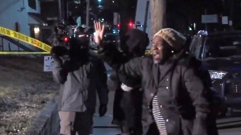 Otra pariente reacciona afuera de la escena del crimen