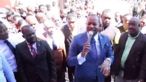 Acusan al pastor de hacerse publicidad con engaños.