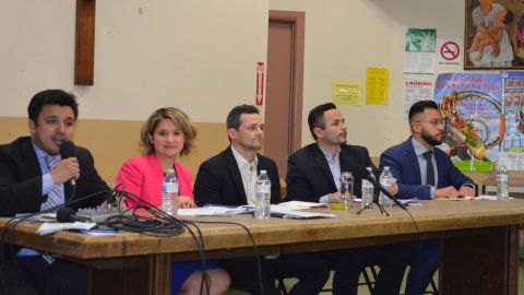 Candidatos que están compitiendo por el escaño del Distrito 25 del ayuntamiento de Chicago participaron en foro comunitario en la iglesia San Pío del barrio de Pilsen.  (Belhú Sanabria / La Raza)