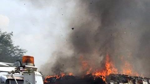 Camiones que transportaban ayuda para Venezuela fueron incendiados.