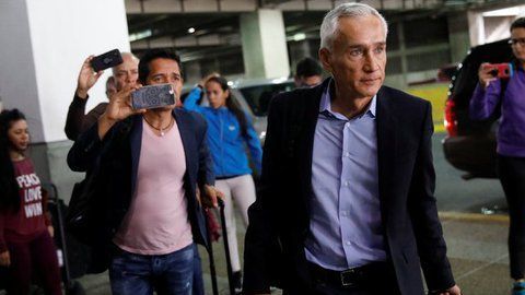 Jorge Ramos en el Aeropuerto Internacional de Caracas, el martes