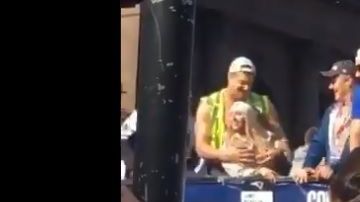 Rob Gronkowski le tocó los pechos a su novia con mucha sensualidad