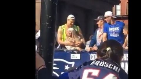Rob Gronkowski le tocó los pechos a su novia con mucha sensualidad