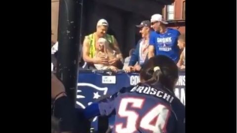 Rob Gronkowski le tocó los pechos a su novia con mucha sensualidad