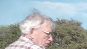 Un hombre recibe un auto de regalo.