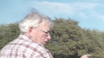 Un hombre recibe un auto de regalo.