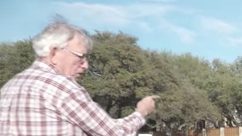 Un hombre recibe un auto de regalo.