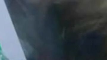 Un niño quedó atrapado en el interior de una máquina de juguetes.