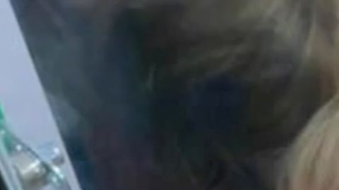 Un niño quedó atrapado en el interior de una máquina de juguetes.