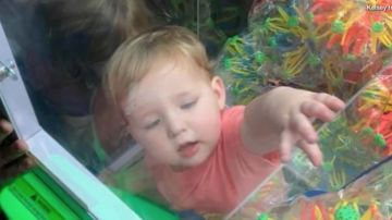 Un niño quedó atrapado en el interior de una máquina de juguetes.