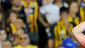 Una mujer semidesnuda invadió la cancha y burló a los jugadores y al árbitro del encuentro