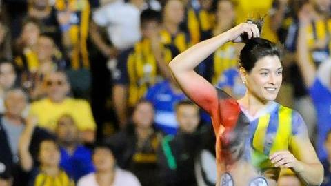 Una mujer semidesnuda invadió la cancha y burló a los jugadores y al árbitro del encuentro