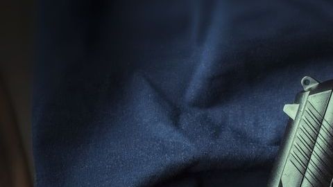 El hombre fue a defender a su novia.