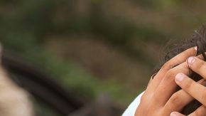 El hombre bebió de más y su pareja y amigo aprovecharon el tiempo para engañarlo.