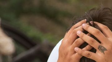 El hombre bebió de más y su pareja y amigo aprovecharon el tiempo para engañarlo.