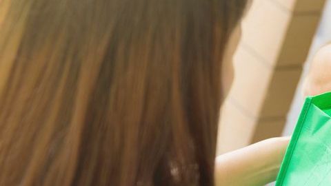 Muchos jóvenes han renunciado al uso de bolsas de plástico por unas de tela.