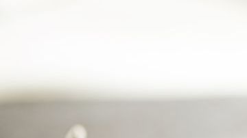 El chico recibió un fuerte golpe en el rostro y traía lentes.