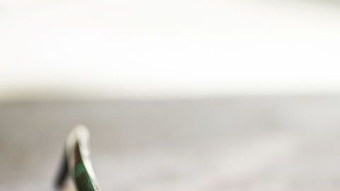 El chico recibió un fuerte golpe en el rostro y traía lentes.