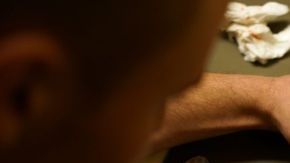 La heroína en muchos casos se mezcla con otros opióides sintéticos para darle un mayor efecto, lo que también expone a los consumidores a mayores riesgos.