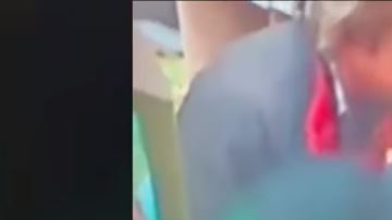 La pareja cuidó que nadie los viera, sin pensar que había una cámara grabándolos.