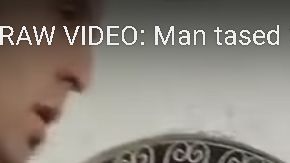 La captura de pantalla muestra cómo aplican taser a Wheatcroft.