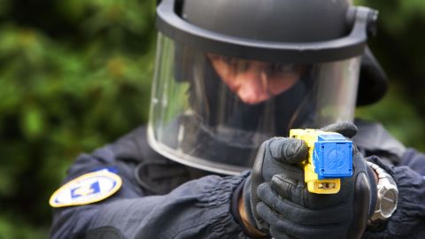 Un policía muestra el uso de una pistola taser durante un ejercicio.