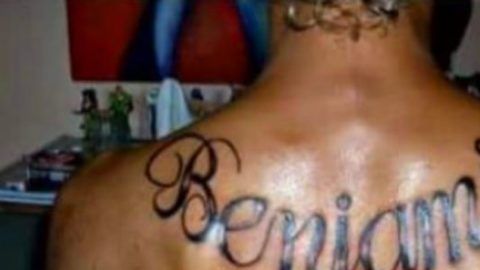 El hombre se tatuó el nombre de su bebé, sin imaginarse la terrible verdad.