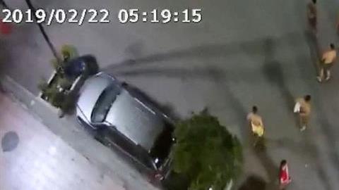 Captura de pantalla de un vídeo del servicio de coordinación de emergencias ECU 911 que muestra a un grupo de personas que sale a la calle tras un sismo en la madrugada de este viernes, en Guayaquil (Ecuador).