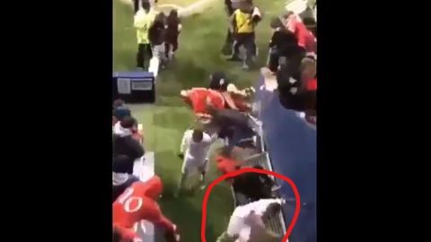 Aficionados en Kansas causaron la caída de una valla y la lesión de un jugador del Toluca.