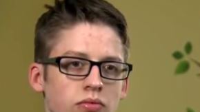 La madre calificó como un "acto rebelde" la decisión de su hijo.