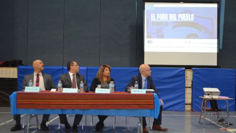 Cuatro aspirantes al Distrito 22 exponen sus plataformas políticas a residentes de ese distrito en el gimnasio de la iglesia Santa Inés de Bohemia en La Villita. (Belhú Sanabria / La Raza)