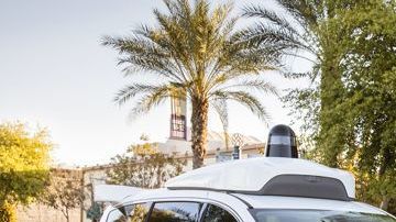 Aunque Waymo es la primera compañía en recibir un permiso sin un conductor en California, actualmente se permite que 60 fabricantes prueben vehículos autónomos en California con un conductor que pueda tomar control del vehículo